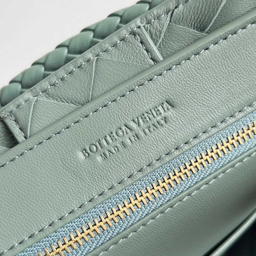 The 2023 new Andiamo batch of 1860 BV has been shipped‼ ️Really popular🔥The new Andiamo woven handbag launched by Bottega Veneta this season is really popular all over the world! ! Celebrities at home and abroad have worn it, and Oscar-winning actress Michelle Yeoh has taken it out on the street. Song Jia, Trai Yara, Yu Feihong, Sanji Ayaka, Rosie Hunting-Whiteley, Yoshioka Riho, etc. have all picked up this bag. It is classic and versatile, showing off its temperament, and the bag capacity is also large, which is very convenient for daily commuting! ! A variety of carrying methods, the shoulder straps can be adjusted by yourself, the original lambskin feels soft and delicate, and the neutral style is made to break gender boundaries and bring a more practical and longer-lasting use experience. Andiamo, which has both elegant and casual styles, perfectly interprets the true appearance of "fashionable old money style". Style number: 743568 Size: 25*22*10.5cm